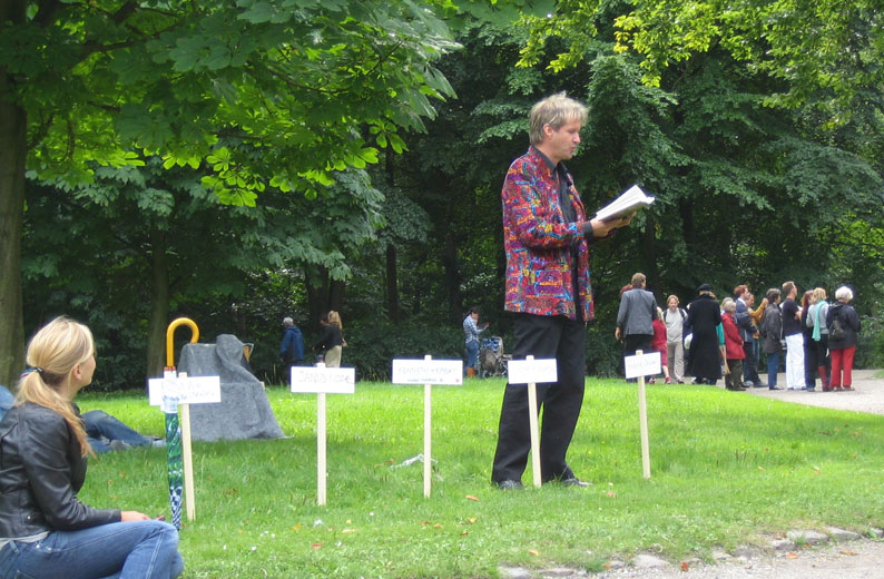 Peter H. Fogtdal læser op, Kristiane Hauer lytter yderst til venstre