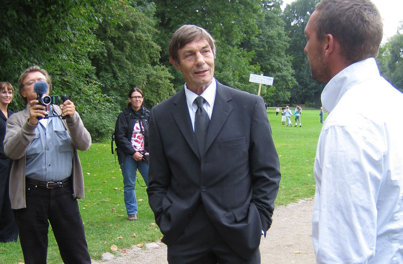 Baard Owe, Lotte Arnsbjerg og Rasmus Munck spillede Kreditorer af Strinberg. Jesper Jargil filmede deres optræden i haven.