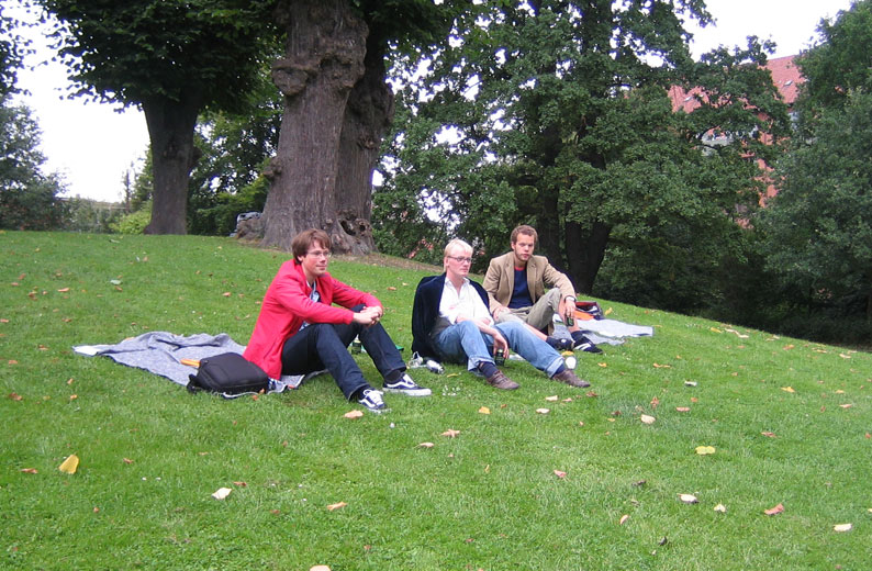 Peter Dyreborg Moslund, Frederik Bjerrre Andersen og Jonathan Nielsen holder pause mellem poetryslammene